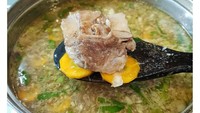 Vienivie tak ragu berbagi resep. Ia coba membuat sop iga yang terinspirasi Sop Djanda di warung langganannya. Bawang merah, bawang putih, lada butir dan jahe jadi bumbu wajibnya. Foto: Instagram vienivie