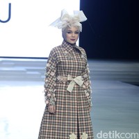 Koleksi terbaru ETU by Restu Anggraini ini dengan mengangkat tema Poetic Breeze di Indonesia Fashion Week 2018, Jakarta Convention Center. Sabtu [31/3/2018]. [Foto: mohammad Abduh/Wolipop]
