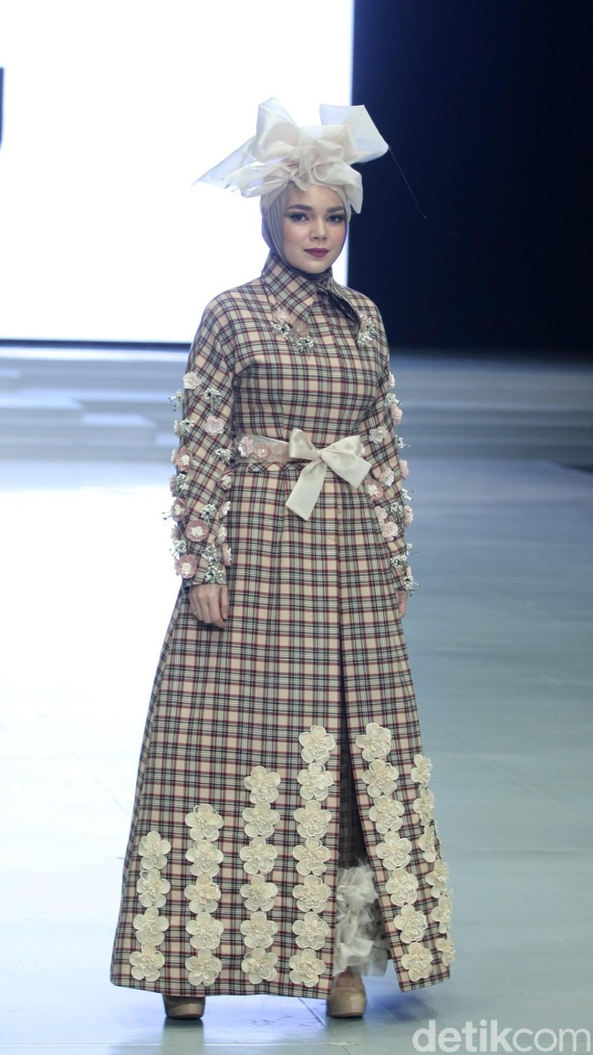 Koleksi terbaru ETU by Restu Anggraini ini dengan mengangkat tema Poetic Breeze di Indonesia Fashion Week 2018, Jakarta Convention Center. Sabtu [31/3/2018]. [Foto: mohammad Abduh/Wolipop]