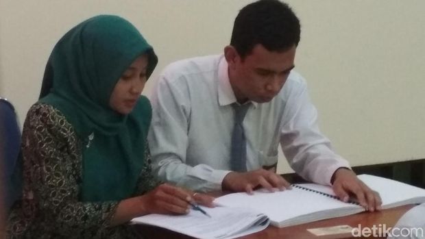 Salah satu siswa tuna netra didampingi pendamping 