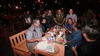 Sesuai mengambil menu, SBY dan Ibu Ani Yudhoyono tampak menikmati hidangan di tempatnya semula. Di meja SBY juga tampak beberapa air mineral. Foto: dok. Partai Demokrat