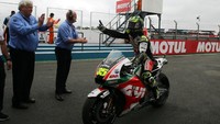 Akan tetapi, balapan akhirnya dimenangi oleh Crutchlow, yang finis di depan Zarco dan Rins. Miller harus puas finis di posisi keempat. Foto: Marcos Brindicci/Reuters