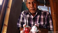 Abdul Rohim menunjukkan kepala ondel-ondel hasil karyanya.
