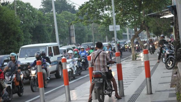 Pak Polisi, Banyak R2 Naik ke Trotoar Nih!