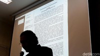 Sebuah layar menunjukkan surat keputusan penundaan pemecatan terhadap dr Terawan.