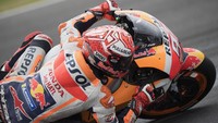 Marquez kemudian terkena penalti ride through karena tetap start dari grid meski mesin motornya sempat mati. Dia harusnya start dari pit. Foto: Mirco Lazzari gp/Getty Images
