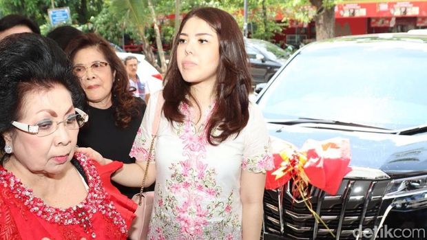 Tina Toon hadiahi mobil mewah untuk omanya.