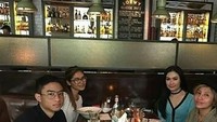 Saat yang lain terlihat memilih untuk makan pasta dan semangkuk sup, Devano memilih untuk memesan steak. Foto: Instagram @indhrdv Foto: Istimewa
