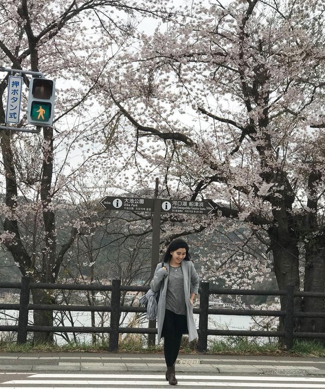 Menenteng tas Hermes, Ayu Ting Ting bergaya #ootd sambil menyeberang jalan di sela-sela menikmati liburannya di Jepang. Foto: Instagram