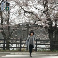 Menenteng tas Hermes, Ayu Ting Ting bergaya #ootd sambil menyeberang jalan di sela-sela menikmati liburannya di Jepang. Foto: Instagram