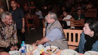Di angkringan ini SBY sempat ngobrol santai dengan para pengunjung lainnya. Ratusan pengunjung yang sedari tadi memadati angkringan antusias menyambut SBY.  Foto: dok. Partai Demokrat