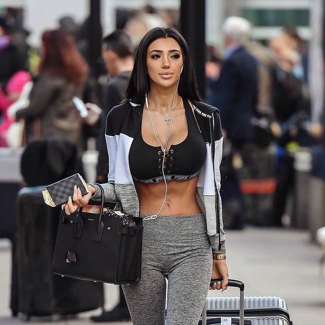 Ia membuat webcam, di mana audiens bisa bergabung dengan membayar sejumlah biaya jika ingin melihat penampilan seksinya. Foto: Instagram