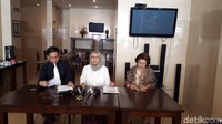Ratna Sarumpaet juga mengkritik Wakil Gubernur DKI Jakarta Sandiaga Uno terkait saran agar melakukan mediasi dengan Dishub DKI ihwal penderekan mobil. Menurut Ratna, somasi adalah haknya.