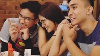 Tidak hanya dekat dengan sang kakak, putra bungsu Iis Dahlia ini juga dekat dengan kekasih kakaknya. Begini gaya mereka bertiga saat menunggu pesanan baksonya tiba. Foto: Instagram @lutfiagizal