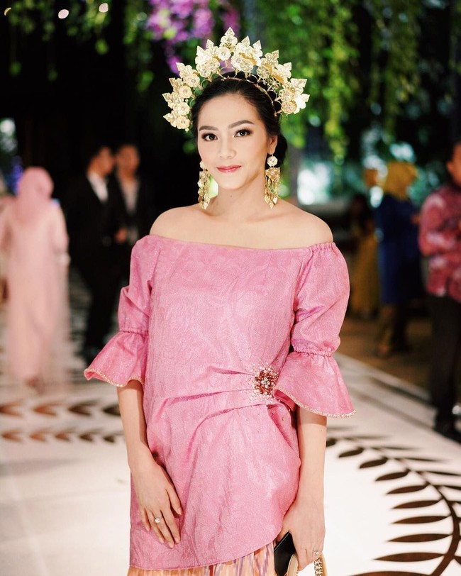 Dari foto-foto yang diunggahnya banyak netizen kagum dengan kecantikan dokter muda ini. Foto: Instagram