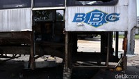 Bangkai bus TransJ ini ditampung bersama bangkai mobil-mobil lain.