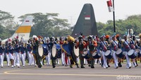 Marching Band Gita Dirgantara semakin meramaikan acara.