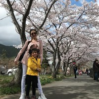 Berpose bersama putri semata wayangnya, Ayu Ting Ting bergaya menenteng tas Hermes seri Lindy saat berpose di antara bunga Sakura. Foto: Instagram