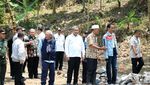 Gaya Mendes Dampingi Jokowi Tinjau Padat Karya