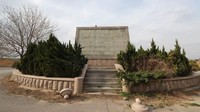 Saat angin kencang melanda Shandong pada Jumat (6/3) waktu setempat, patung Qin Shi Huang terguling dari tumpuannya. Tidak ada laporan korban luka akibat insiden ini. (Foto: AFP PHOTO)