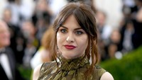 Bakat bernyanyi Frances Bean Cobain awalnya diketahui publik saat ia bernyanyi dan diunggah ke media sosial. Foto: Getty Images