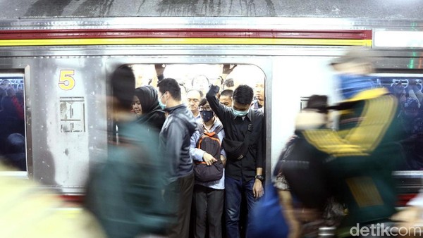 Kepadatan Stasiun Duri di Jam Pulang Kantor