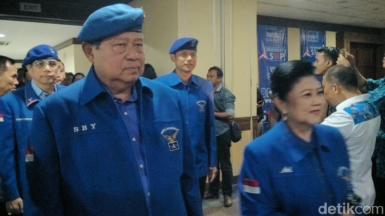 PD Diajak Gabung ke Koalisi Keummatan, SBY: Bantu Rakyat Dulu PD Diajak Gabung ke Koalisi Keummatan, SBY: Bantu Rakyat Dulu