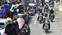 Presiden Jokowi saat itu memimpin touring dengan diikuti oleh Menteri PUPR Basuki Hadimuljono, Menhub Budi Karya Sumadi, dan komunitas motor (Foto: ANTARA FOTO/Puspa Perwitasari)