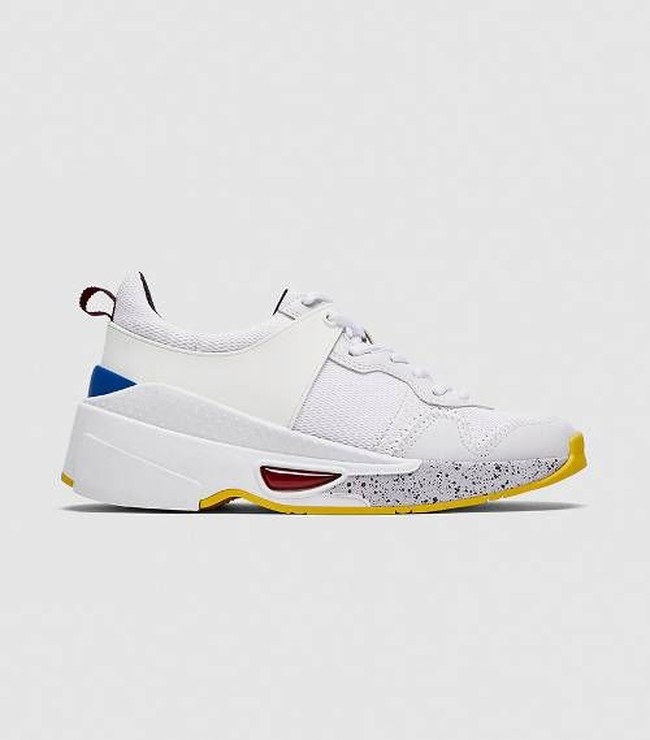 Keseimbangan adalah hal penting bagi Libra. Sepatu dengan desain yang playful adalah pasangan yang serasi untuk busana minimalis.