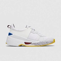 Keseimbangan adalah hal penting bagi Libra. Sepatu dengan desain yang playful adalah pasangan yang serasi untuk busana minimalis.