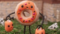 Kalau ini pose gemas dari diorama donat, yang tengah merayakan Halloween lengkap dengan labu imut sebagai tempat permennya. Foto: Cuddles & Rage