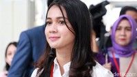 Dhea Annisa menjadi salah satu saksi yang dihadirkan atas kasus hilangnya kamera C500 seharga Rp 299 juta saat dikirim melalui jasa DHL. Pool/Ismail/detikFoto.