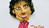 Pasti tahu dong siapa yang mengenakan pakaian seperti saat ada di video klip lagu berjudul Thriller? Ya, The King of Pop Michael Jackson! Nasinya kali ini dibuat lebih cokelat. Rambut Michael juga dibuat dari rumput laut basah. Foto: Instagram @horiharu1213