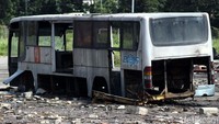 Bus-bus tersebut dibuang dan tidak terpakai lagi.