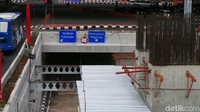 Dibagian sisi Kuningan masih tampak tiang beton yang belum rampung, yakni untuk proyek LRT.