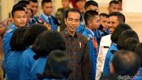 Presiden Jokowi saat menerima kunjungan siswa SMA Taruna Nusantara Tahun 2018, di Istana Negara, Jakarta, Senin (9/4/2018).