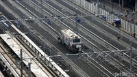 Sepanjang 20 km rel kereta MRT telah terpasang dari total 36 km. Keseluruhan pemasangan rel tersebut ditargetkan selesai pada Mei 2018.