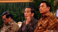 Jokowi didampingi Kepala Staf Kepresidenan Moeldoko dan Sekretaris Kabinet Pramono Anung. Jokowi memiliki alasan tersendiri menyampaikan hal tersebut. Salah satunya karena Indonesia akan menghadapi revolusi industri.