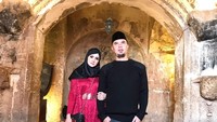Ahmad Dhani bersama Mulan berkunjung ke Gua Al-Lahfi. Gua ini sangat melegenda dan kisahnya terdaapt di dalam Al-Quran. Gua ini tempat 7 pemuda beriman tertidur selama 309 tahun setelah kabur dari raja yang lalim. ( mulanjameela1/ Instagram)  