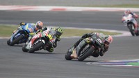 Empat pebalap terdepan bersaing ketat. Inilah momen ketika Zarco memimpin lomba. Foto: Mirco Lazzari gp/Getty Images