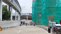 Di wilayah konstruksi juga para pekerja tampak santai duduk-duduk, hanya ada beberapa dari mereka melakukan pekerjaan ringan seperti pengecatan dan membersihkan sampah di sekitar proyek Underpass Mampang Kuningan. 