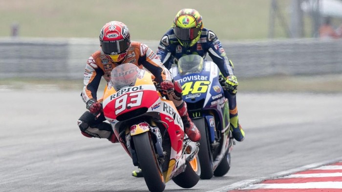 KUALA LUMPUR, MALAYSIA - OCTOBER 25:  Marc Marquez of Spain and Repsol Honda Team leads Valentino Rossi of Italy and Movistar Yamaha MotoGP during the MotoGP race during the MotoGP Of Malaysia at Sepang Circuit on October 25, 2015 in Kuala Lumpur, Malaysia.  (Photo by Mirco Lazzari gp/Getty Images)