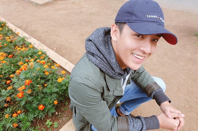 Tunggu saja, kita semua memiliki harapan. 😂 #pubertyhitschallenge, tulis Ernest di postingan Facebooknya itu. Foto: Facebook