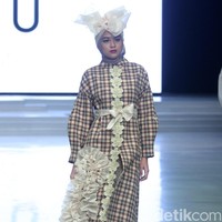 Koleksi terbaru ETU by Restu Anggraini ini dengan mengangkat tema Poetic Breeze di Indonesia Fashion Week 2018, Jakarta Convention Center. Sabtu [31/3/2018]. [Foto: mohammad Abduh/Wolipop]