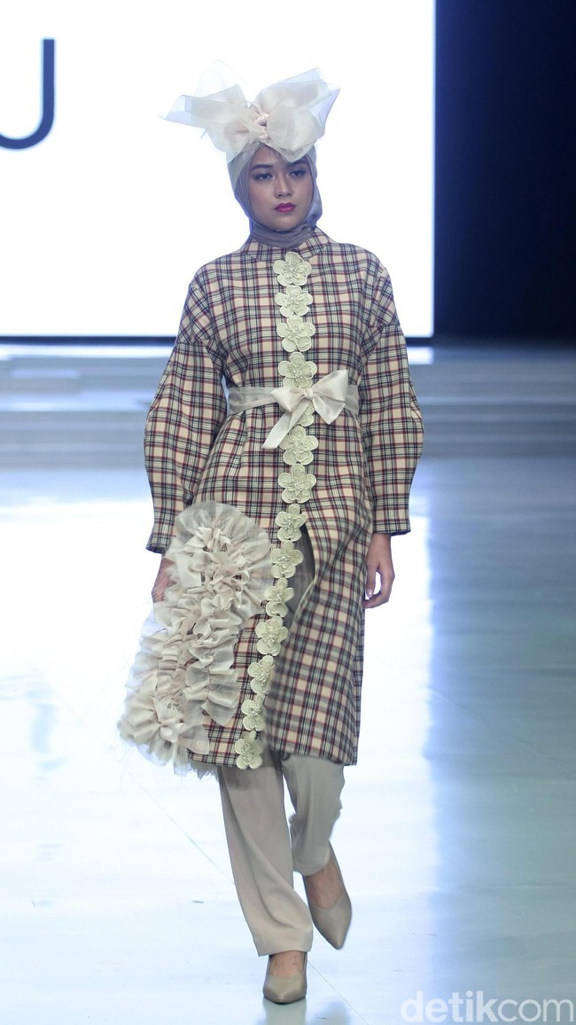 Koleksi terbaru ETU by Restu Anggraini ini dengan mengangkat tema Poetic Breeze di Indonesia Fashion Week 2018, Jakarta Convention Center. Sabtu [31/3/2018]. [Foto: mohammad Abduh/Wolipop]