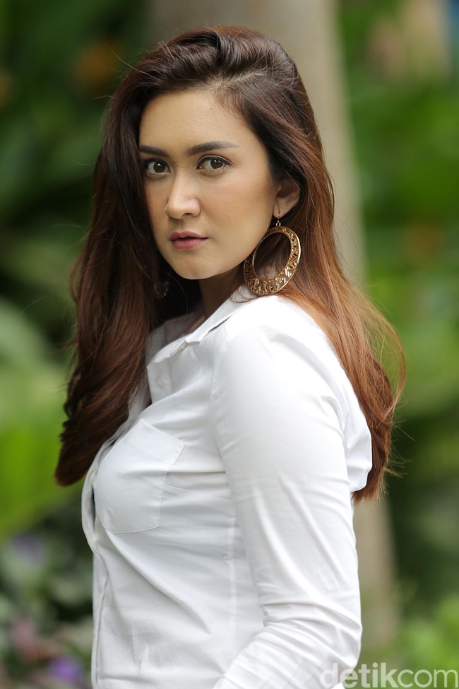 Selanjutnya ada Nafa Urbach. Nafa Urbach sendiri mengawali kariernya sebagai seorang penyanyi. Selain itu Nafa juga diketahui memiliki garis keturunan Belanda dari sang ayah. Tak heran jika Nafa Urbach memiliki hidung mancung dan belahan dagu secara alami. Foto: Muhammad Ridho