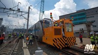 Proses penarikan kereta yang sudah ada di atas rel itu dilakukan oleh kereta khusus langsir atau shunting locomotive, yaitu salah satu peralatan pemeliharaan di Depo Lebak Bulus yang digunakan untuk menarik atau mendorong kereta/rolling stock ketika proses langsir. Istimewa/MRT Jakarta.