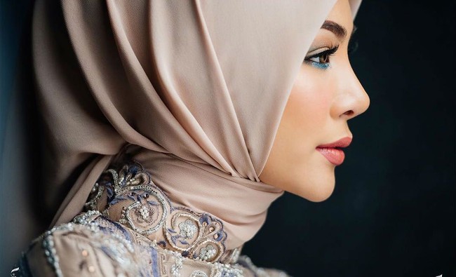 Faye Malisorn sempat mengenakan busana hijab dari koleksi Mandjha milik Ivan Gunawan. Ia pun terlihat cantik mengenakan hijab warna nude. Foto: Instagram/@faye_malisorn