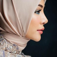 Faye Malisorn sempat mengenakan busana hijab dari koleksi Mandjha milik Ivan Gunawan. Ia pun terlihat cantik mengenakan hijab warna nude. Foto: Instagram/@faye_malisorn