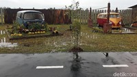 Beberapa mobil yang tercatat memiliki harga ratusan juta dan diletakkan begitu saja di antaranya Impala buatan tahun 1964, Dodge tahun 1957, VW Safari, VW Kodok, hingga VW antik yang dulu difungsikan sebagai ambulans.